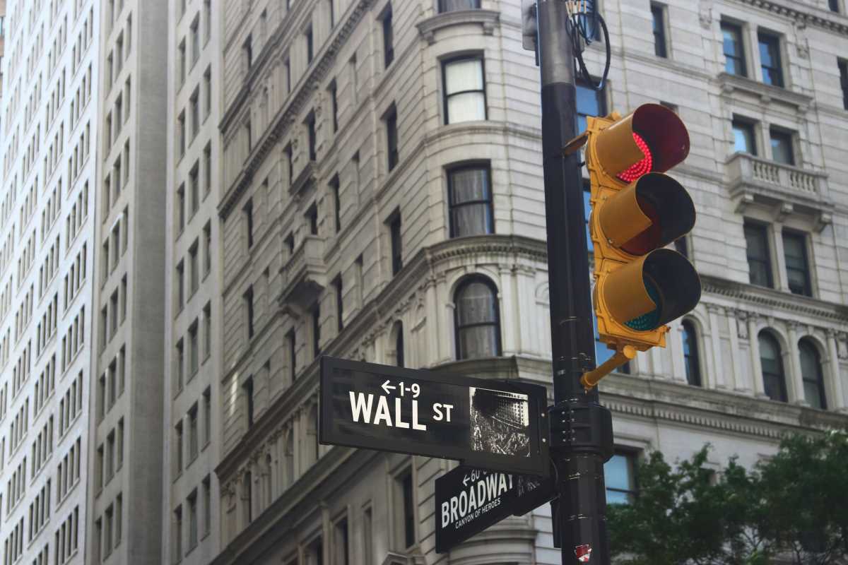 The Invention of Traffic Lights - From Gas Lamps to Smart Signals